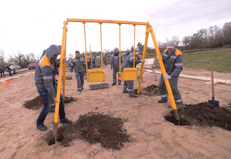 More than 100 volunteers from DTEK Oil&Gas cleaned and made comfortable a village centre in the Poltava Oblast