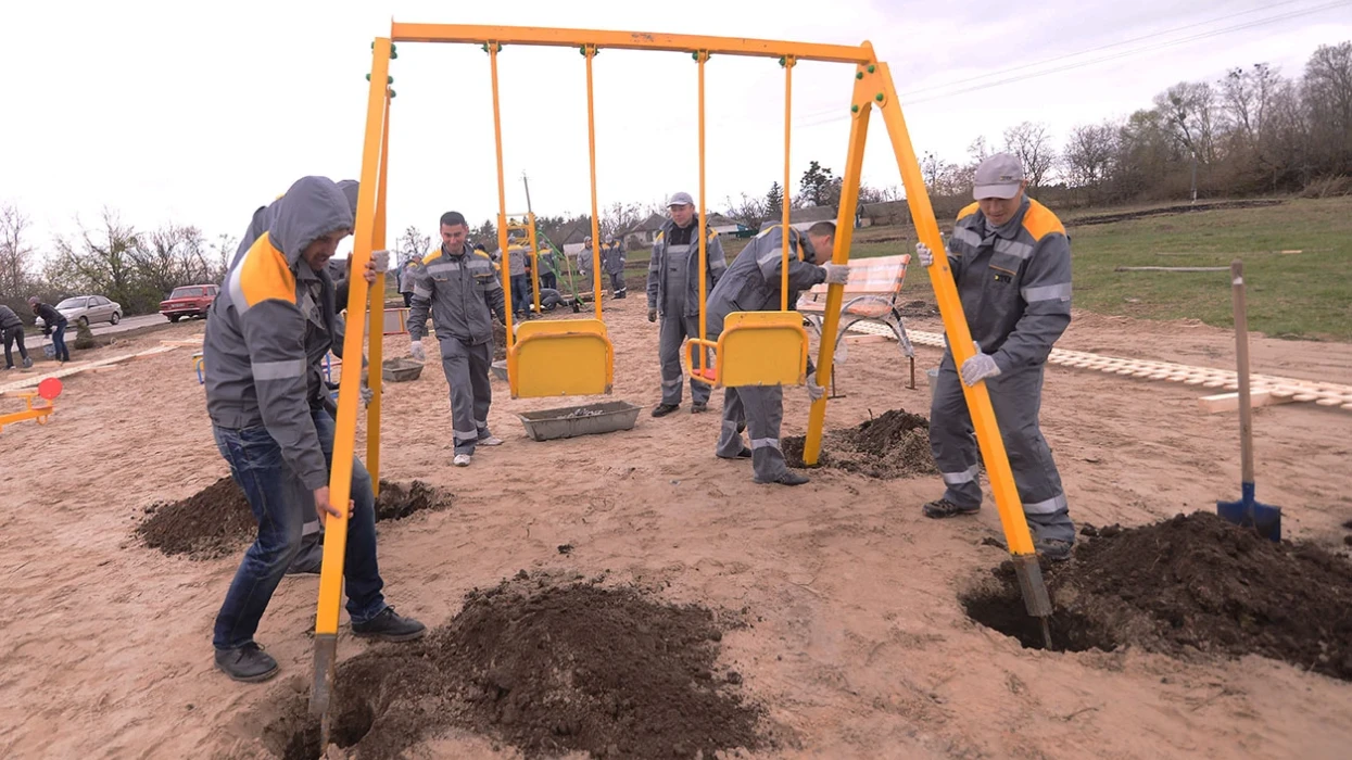 More than 100 volunteers from DTEK Oil&Gas cleaned and made comfortable a village centre in the Poltava Oblast