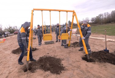 More than 100 volunteers from DTEK Oil&Gas cleaned and made comfortable a village centre in the Poltava Oblast