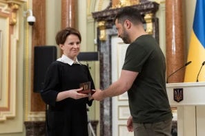 Менеджерка з петрофізики ДТЕК Нафтогаз Юлія Ігнаточкіна отримала нагороду від Президента України